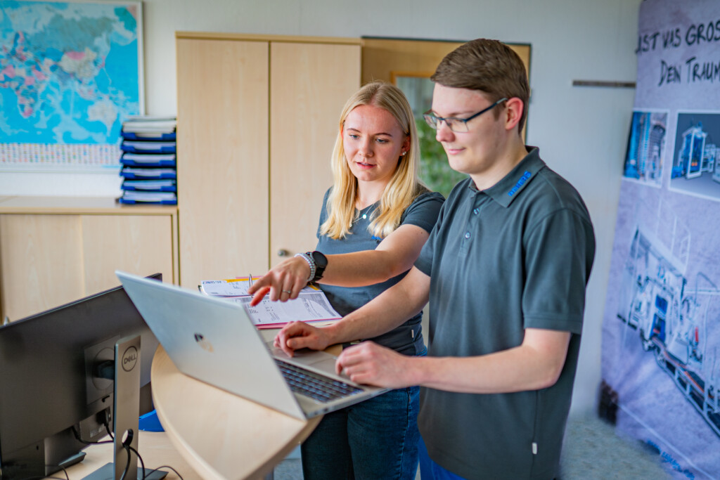 Azubi_Gespräch_Zwake_Sandhaus_quer1_DSC02070 Elektrotechniker, Maschinenbau, Job, Stellenausschreibung, Automatisierung