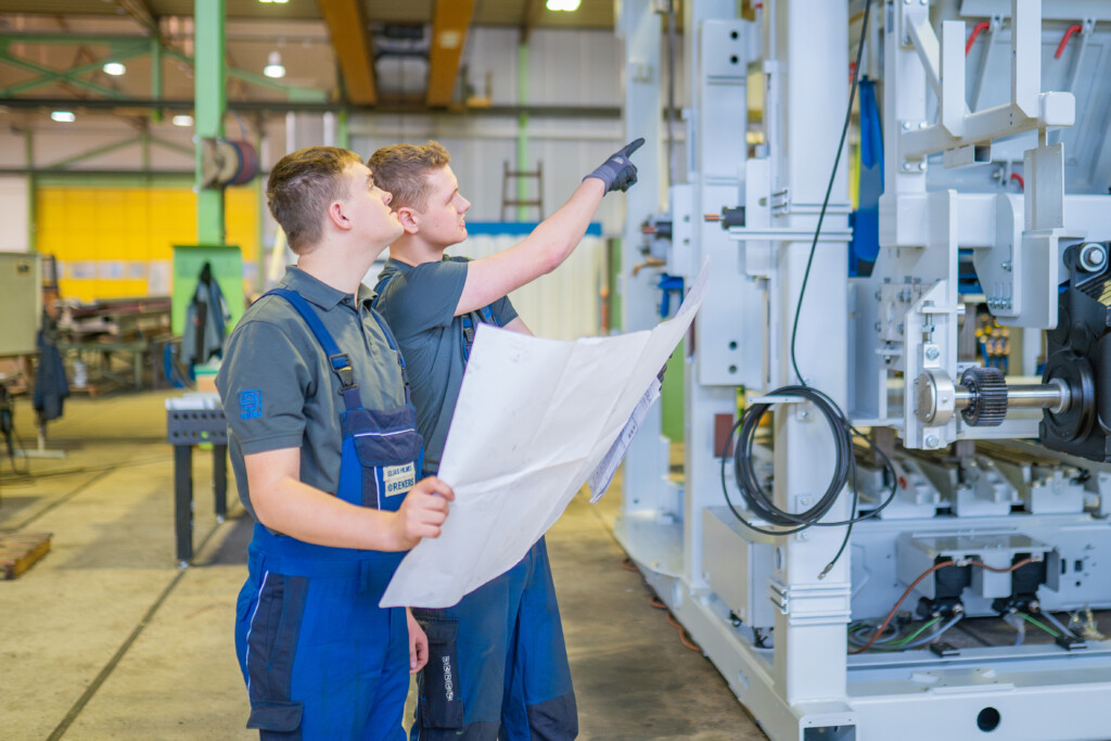 Azubi_Planlesen_N_Meyer_E_Hilmes_quer1_DSC01250 Elektroniker, Maschinenbau, Job, Stellenausschreibung, Montage
