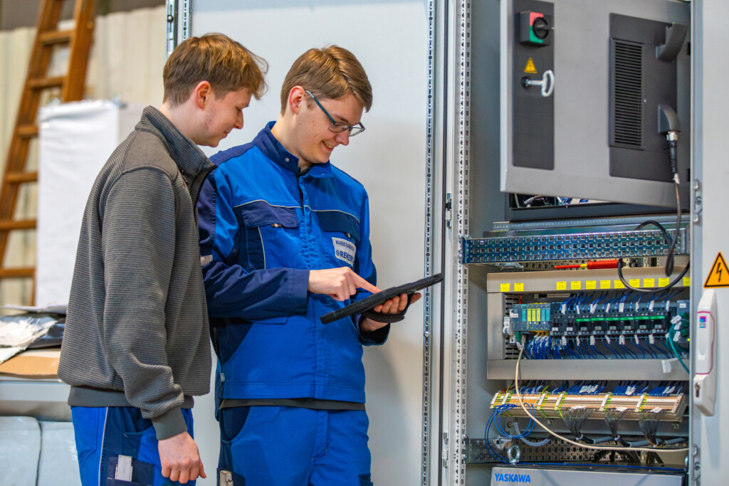 Elektro_Gespräch_Sandhaus_Hennemann_quer_C5D_6555 Elektroniker, Maschinenbau, Job, Stellenausschreibung, Montage